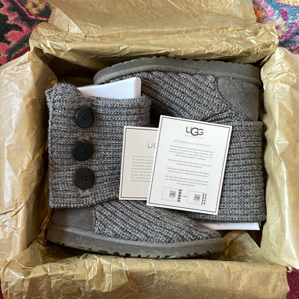 Women’s UGG Classic Cardy Gry Boot Size 5